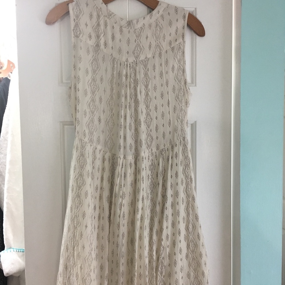 Sleeveless off white dress